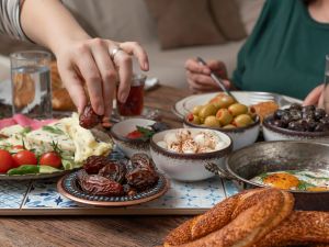 تفسير رؤية السحور مع العائلة في المنام