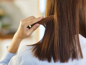 فوائد تمشيط شعر المرأة في الليل