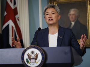 وزيرة الخارجية الأسترالية بيني وانغ تتحدث خلال حفل توقيع مذكرة التفاهم بشأن مكافحة المعلومات الأجنبية الصادرة عن الدول.AFP