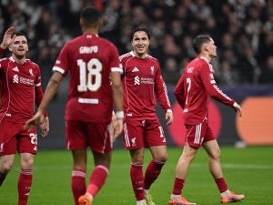 جيرارد يطالب بإشراك موهبة ليفربول الشابة بدلًا من جاكبو