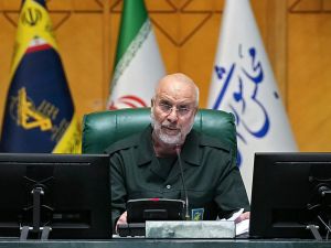 رئيس البرلمان الإيراني، محمد باقر قاليباف، مرتديًا زي الحرس الثوري الإيراني، جلسة في طهران بتاريخ 1 فبراير 2026.(AFP)