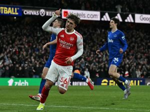 موهبة آرسنال ماكس دومان يخطف الأضواء