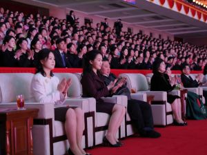 كيم جونغ أون برفقة ابنته كيم جو-إيه في الحفل الموسيقي