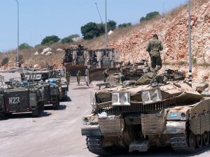 شمال إسرائيل - 26 يوليو 2006: جنود ودبابات إسرائيلية على الحدود بين إسرائيل ولبنان…