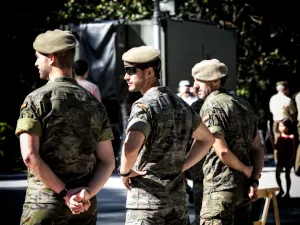 إشبيلية، إسبانيا - 30 مايو 2019: صورة لجنود إسبان أثناء أداء مهام الرقابة خلال يوم القوات المسلحة في إشبيلية، إسبانيا.