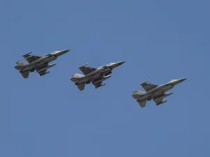 قونية، تركيا - 30 يونيو 2022: طائرة مقاتلة من طراز لوكهيد مارتن إف-16 دي للقوات الجوية التركية