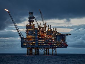 منصة نفط وغاز بحرية في البحر، في الصباح الباكر، مع أجواء درامية