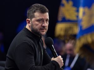 كييف، أوكرانيا – 23 فبراير 2025: يجيب الرئيس الأوكراني فولوديمير زيلينسكي على أسئلة وسائل الإعلام خلال مؤتمر صحفي له...
