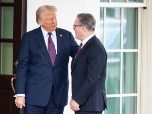 واشنطن – 27 فبراير 2025: الرئيس الأمريكي دونالد ترامب ورئيس وزراء المملكة المتحدة كير ستارمر