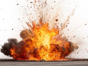 انفجار ناري وسحابة لهب معزولة تسببت بدمار كبير.