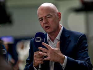 ميامي، الولايات المتحدة – 4 مايو 2025: جياني إنفانتينو، رئيس الاتحاد الدولي لكرة القدم (فيفا)، خلال يوم السباق في جائزة ميامي الكبرى للفورمولا 1