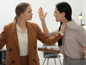 العنف غير المرىء في بيئة العمل