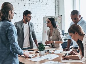 كيف تحتفل الشركات بعيد العمال بطريقة ملهمة وفعّالة؟