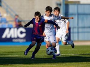 كلاسيكو الصغار: برشلونة يتفوق على ريال مدريد ويتوج بالبطولة