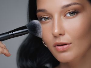 8 خطوات عملية لمكياج يومي ناعم ومثالي