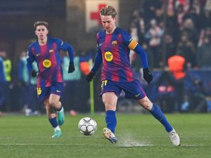 ثلاثي مرشح لتعويض دي يونغ..وقرار حاسم ينتظر فليك