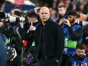 جيرارد يعلق على مستقبل سلوت مع ليفربول