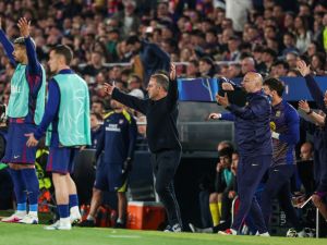 برشلونة يدرس تقديم شكوى رسمية ضد حكم مباراة أتلتيكو