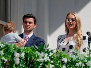 ظهور نادر لـ تيفاني ترامب مع طفلها ألكسندر يخطف الأنظار في البيت الأبيض