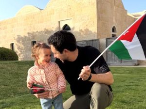 الأميرة إيمان تخطف الأنظار بجاكيت أبيض ووردي في يوم العلم الأردني