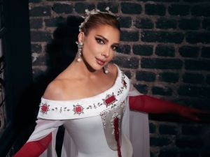 أول تعليق من أصالة بعد ظهور زوجها بالشعر الأشقر