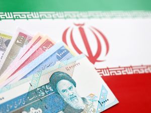 هبوط قياسي للريال الإيراني أمام الدولار