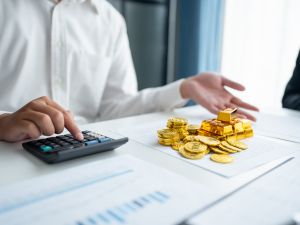 تراجع طفيف في أسعار الذهب مع تعافي الدولار