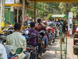 بنغلادش– 24 مارس 2026: مئات الدراجات النارية تصطف أمام محطة وقود في مدينة شيتاغونغ وسط نقص في إمدادات الوقود على مستوى البلاد.