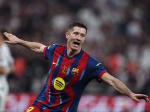 ليفاندوفسكي يودع برشلونة بعد مسيرة حافلة بالأهداف