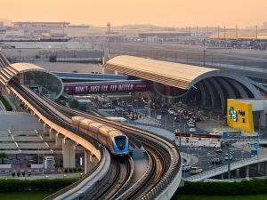 مطار دبي الدولي يحافظ على مستوى الربط العالمي وسط التحديات الإقليمية ويستعد لاستعادة زخم الطلب القوي على السفر تزامناً مع تخفيف قيود المجال الجوي في دولة الإمارات