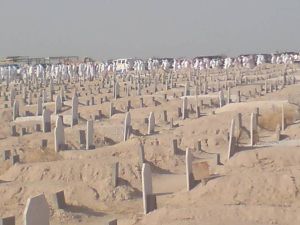 تفسير حلم المشي بين القبور مع أشخاص