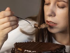 ودّعي رغبة الحلويات: طرق طبيعية للتقليل من السكر
