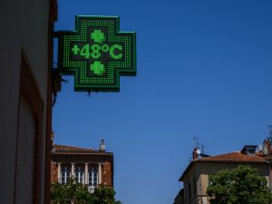 Sign shows 48 degrees Celsius during France heatwave