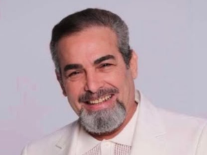 هل خضع أحمد عبد العزيز لجراحة عاجلة؟ أشرف زكي يوضح الحقيقة