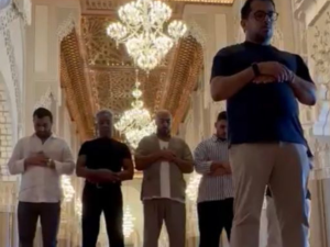 من داخل المسجد.. نجم عالمي ينطق الشهادتين ويعتنق الإسلام