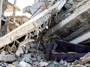 مبانٍ مدمرة وفرق إنقاذ تعمل بين الأنقاض في فنزويلا بعد الزلزالين اللذين أسفرا عن مقتل 1430 شخصاً وتشريد الآلاف