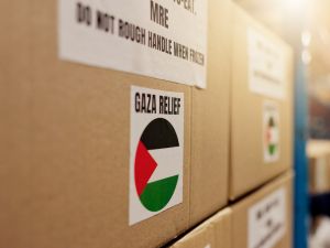 صناديق مساعدات إنسانية مخصصة لقطاع غزة داخل مركز توزيع