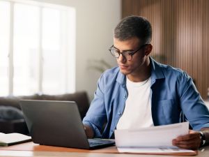 طالب توجيهي يدرس وينظم وقته استعدادًا للامتحانات.