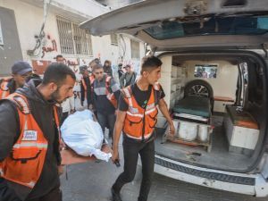 مسعفون ينقلون أحد ضحايا قصف إسرائيلي استهدف منزلاً في مدينة غزة