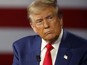 ترامب يحذر إيران من نفاد فرصة الحل الدبلوماسي ويلوح بالخيار العسكري