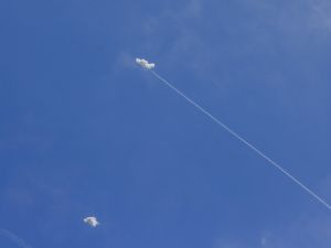 البحرين تفعّل صافرات الإنذار والكويت تعلن اعتراض مسيّرات معادية وسط تصاعد التوترات الإقليمية.