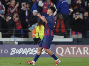 مارك برنال لاعب وسط برشلونة الإسباني