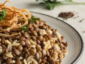 المجدرة من الأكلات العربية الصحية الغنية بالعدس والأرز