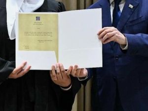 رولا زحالقة تصبح ثاني امرأة في تاريخ المحاكم الشرعية بإسرائيل تتولى منصب قاضية.
