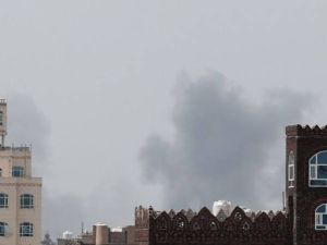 الحكومة اليمنية تعلن استهداف مدرج مطار صنعاء لمنع هبوط طائرة إيرانية.