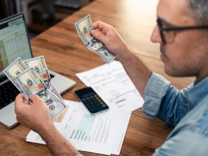 راتبك لا يكفي؟ 7 طرق عملية تساعدك على ادخار أول 1000 دولار