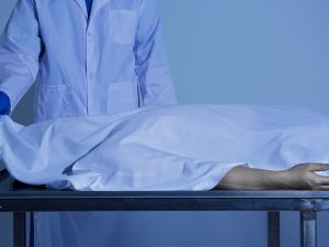 رائحة كريهة تكشف وفاة شاب واحتجاز شقيقته المشلولة 3 أيام