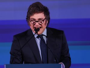 سارق مدان وحقير أصلع..