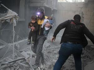 غارة روسية بمواد حارقة على تجمع للنازحين في الغوطة تقتل أكثر من 50 وتصيب العشرات
