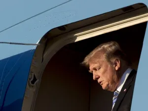 U.S. President Donald Trump arrives at Palm Beach International Airport in West Palm Beach, Florida, on Feb. 16, 2018. 
(JIM WATSON / AFP)
